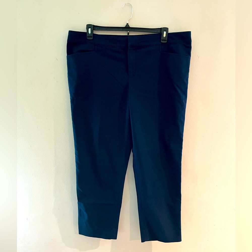 Chaps Women’s Navy Blue Stretch Capris Size 18W.
